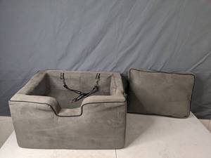 lot 115 image: Pet Gear Car Booster - X