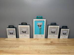 lot 51 image: Set of 26 Brand New Harrys Shaving Blade Cartridges and 1 Handle - T