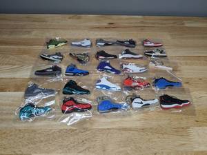 lot 69 image: Collection of 25 Brand New Nike and Jordan Shoe Sneaker Keychains Retro Air Foamposite - T