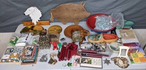 lot 219 image: Array of Mixed Home Decorations - X