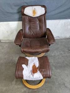 lot 303 image: Vintage Leatherette Chair and Ottoman in Brown - N
