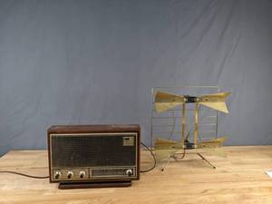 lot 308 image: Vintage Arvin Electronic Transistor Radio - N