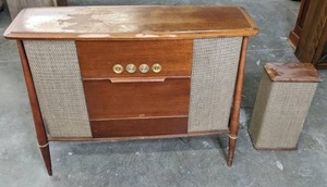 lot 296 image: Vintage Silvertone Stereophonic Console Phonograph - N