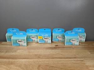 lot 50 image: 30 Brand New Gillette Venus Sensitive Deluxe Smooth Shaving Blades - T