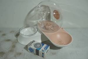 lot 194 image: Pet Life Auto-Myst Snail Shaped Automated Water and Food Bowl