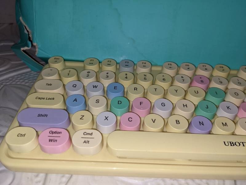 lot 233 image: Ubotie Sweet Wireless Keyboard & Mouse