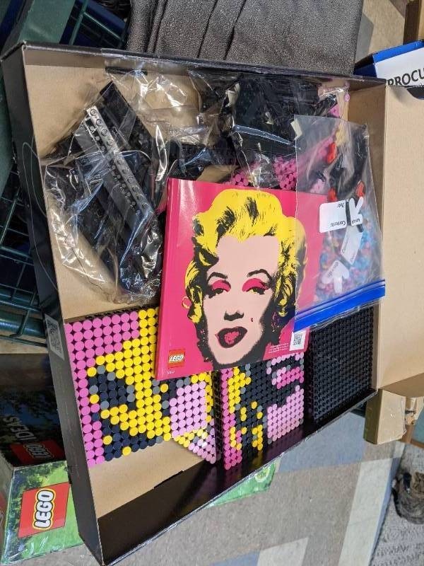 lot 5 image: LEGO Art Andy Warhols Marilyn Monroe 31197 Collectible Building Kit for Adults