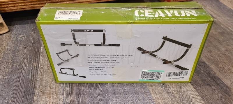 lot 105 image: Ceayun Multi Grip Pull Up Bar