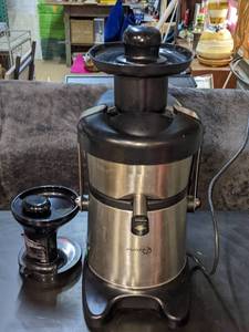 lot 7 image: Avamix Commercial Continuous Feed Juice Extractor with Pulp Ejection, Model JE700