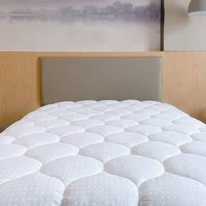 lot 24 image: Mattress Pad Quilted King Mattress Topper