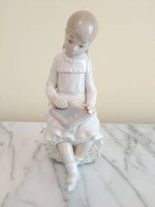 Lladro Figurine Girl Sitting with Chalkboard