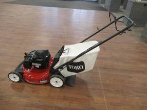 lot 827 image: Toro Recycler 21 in. Briggs and Stratton Low Wheel RWD Gas Walk Behind Self Propelled Lawn Mower with Bagger - Starts and Runs. Noticed Gas Leak.