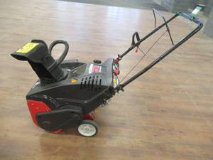 lot 830 image: Yard Machines 179cc 21 Snow Thrower Single Stage 4-cycle - No gas to test. Barely kicked over then died.