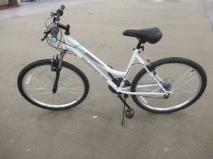 lot 840 image: Roadmaster 26 Granite Peak Womens Mountain Bike, White, R4047WMD - Bad Bearing.