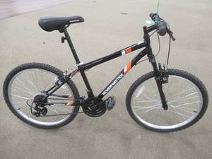 lot 845 image: Roadmaster 24 Inch Boys Roadmaster Bike Granite Peak, Black - Brakes need adjustment.