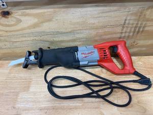 lot 29 image: MILWAUKEE 12 Amp 1-18 in. Stroke SAWZALL Reciprocating Saw with Case