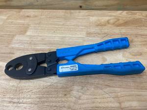 lot 59 image: SHARKBITE 12 to 34-in PEX crimp tool