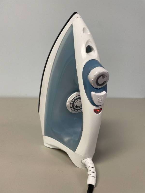 lot 22 image: Black & Decker Easy Steam F120 Iron