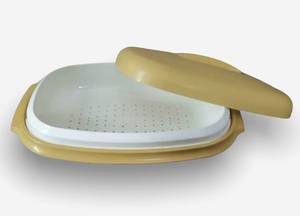 lot 14 image: Tupperware Vintage Microwave Vegetable Steamer