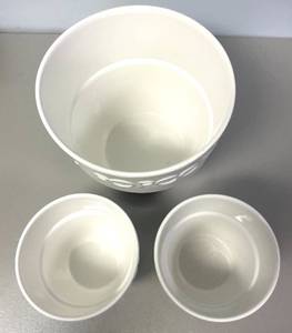 lot 6 image: Crate & Barrel Popcorn Bowl Set