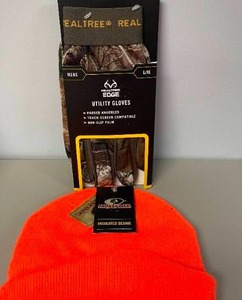 lot 33 image: Mens Camo Hunting Gloves and Orange Hat