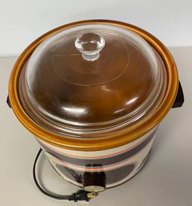 lot 11 image: Vintage 3.5 qt Slow Cooker Crock Pot.