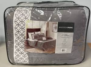 lot 2 image: Madison Park 8-piece Carlton Queen Comforter Bedding Set.