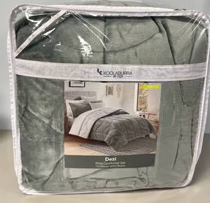lot 3 image: Koolaburra by UGG Dezi King Comforter Set with Shams.  