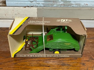 lot 9 image: John Deere 1940 12A Combine