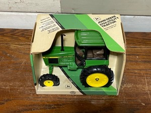 lot 10 image: John Deere 2755 Utility Tractor