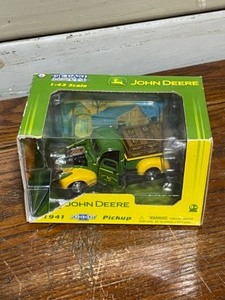 lot 12 image: John Deere Pick Up 1941-1942 143 Scale