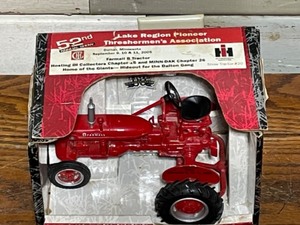 lot 14 image: Farmall B Tractor Lake Region Pioneer Threshermans Association 2005 Dalton MN