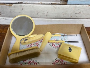 lot 32 image: Antique Dresser Set