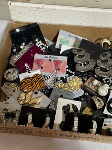 lot 59 image: Large Variety Clip on Earrings