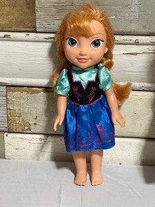 lot 63 image: Frozen Anna and Elsa Dolls