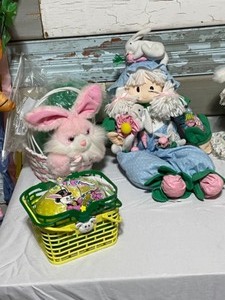 lot 70 image: Easter DecorationsCollectibles