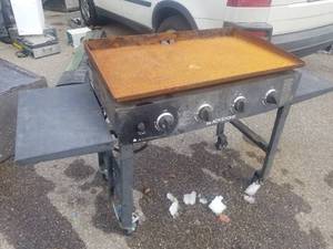 lot 542 image: Blackstone Restaurant Grade Professional Propane Flat Top Grill 4-burner