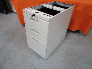 lot 25 image: Under Desk 3 Drawer File Cabinet