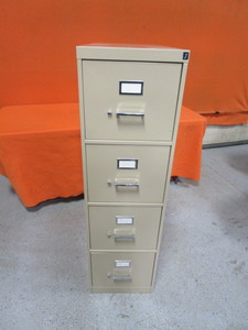lot 20 image: 4 Drawer File Cabinet