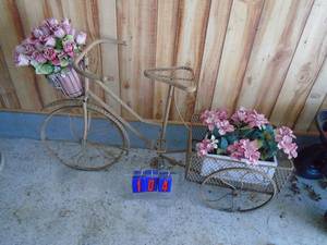 Bicycle yard art planter. As shown.