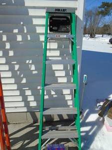 Keller 6 fiberglass medium duty step ladder. As shown.