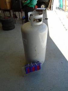 30lb lp tank with new style valve. Seems near full. As shown.