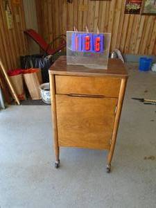 Small wooden recordmagazine cabinet. As shown.