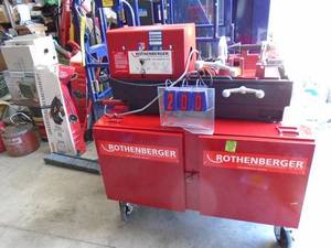 Rothenberger classics 22a pipe threader. Made in usa. 110 volt. Auto chuck. 2 threading dies with manual. Nice overall condition. Powers up & turns. THIS ITEM HAS A RESERVE.