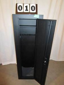 lot 10 image: Fortress 10-14 Gun Cabinet