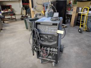 lot 17 image: Miller Syncrowave 250DX Heli arc We...