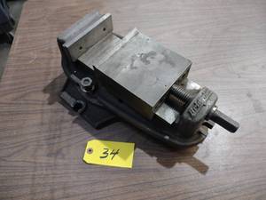 lot 34 image: 6 Bridgeport Swivel Base Machine V...