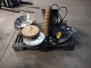 lot 271 image: Assorted Feeder Parts & Vacuum Pump...