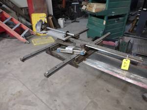 lot 276 image: Fixture with Linear Way (3) 51.5 Ov...
