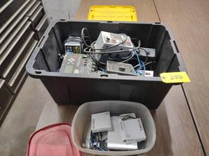 lot 285 image: Rodix Feeder Cubes & Assorted Contr...